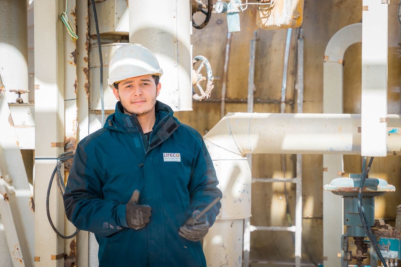 Operador com capacete em planta industrial petroquímica